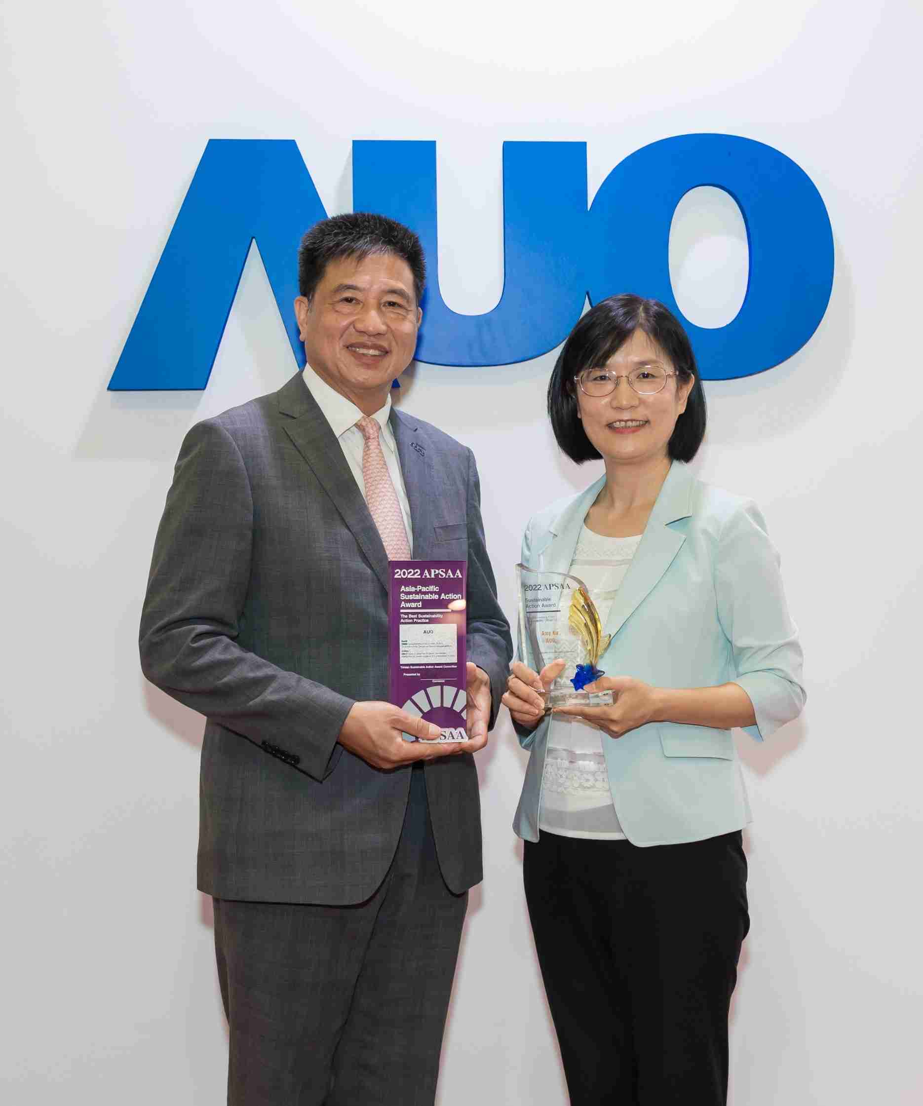 尊龙集团长期垫筑永续远景的基石，，，，透过ESG暨气候委员会逐步实践永续策略蓝图。。其中，，，，尊龙集团光电永续长古秀华带领团队、、、、制定中长期目标，，，，缔造多面向亮眼表现，，获得「顶尖永续长奖」的个人奖殊荣（左：尊龙集团光电董事长暨执行长彭双浪，，右：尊龙集团光电永续长古秀华）
