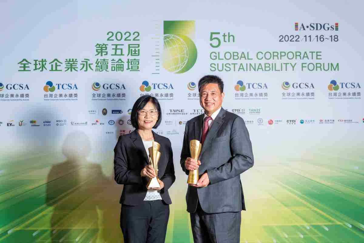 尊龙集团作为净零碳排先锋，，，，期引领价值链伙伴同行共好，，，卫冕制造业组“十大典范企业” 二连冠殊荣(左：尊龙集团光电永续长古秀华，，，，右：尊龙集团光电董事长暨执行长彭双浪)