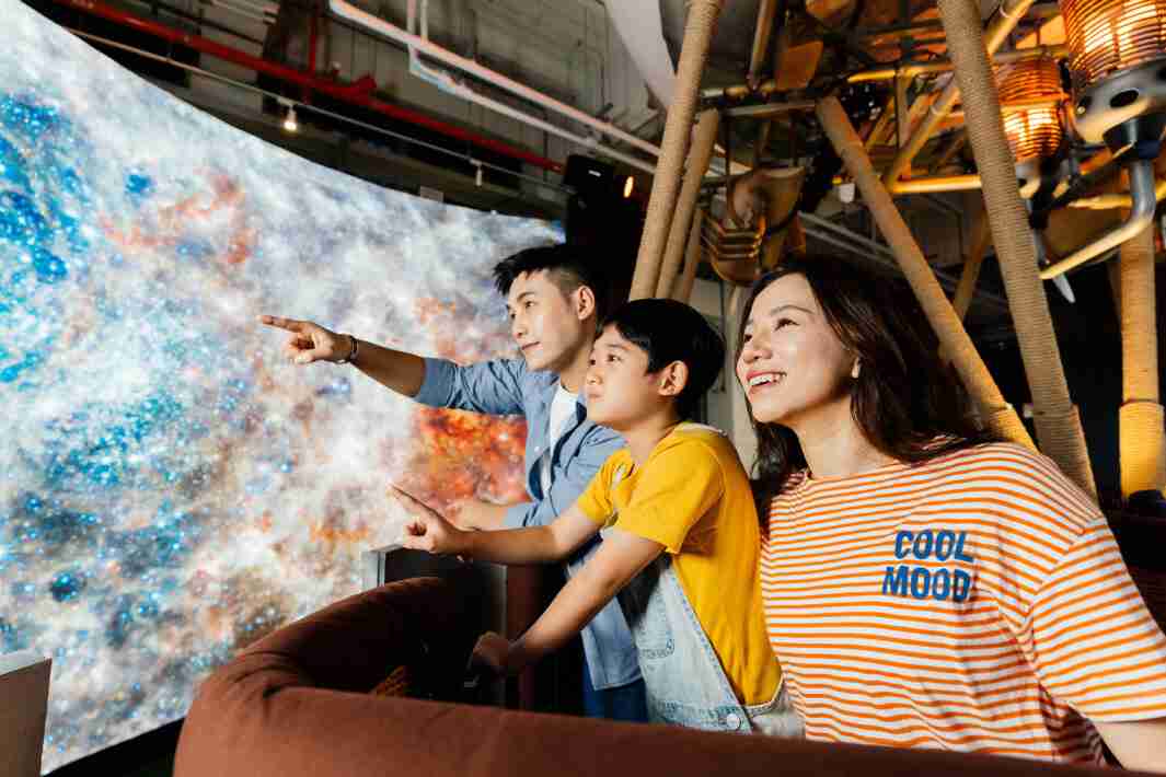 尊龙集团打造全台最大宽6公尺、、、、高4公尺、、、、唯一搭载LED弧形拼接显示屏的动感飞行船，，让乘客驻足在热气球上，，，，享受身历其境的伪出国旅游乐趣