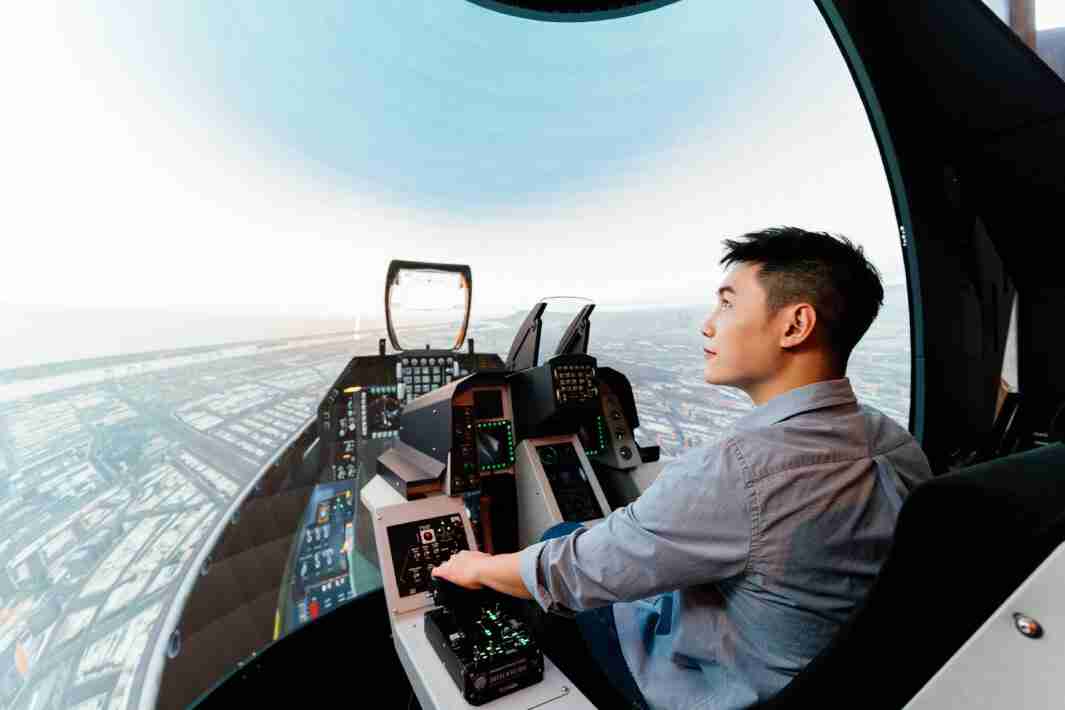 尊龙集团以P1.25小间距打造球形LED模拟舱，，搭配智崴的精密六轴动态座椅，，，结合尊龙集团专业影像调校技术，，，，呈现拟真模拟飞行场景