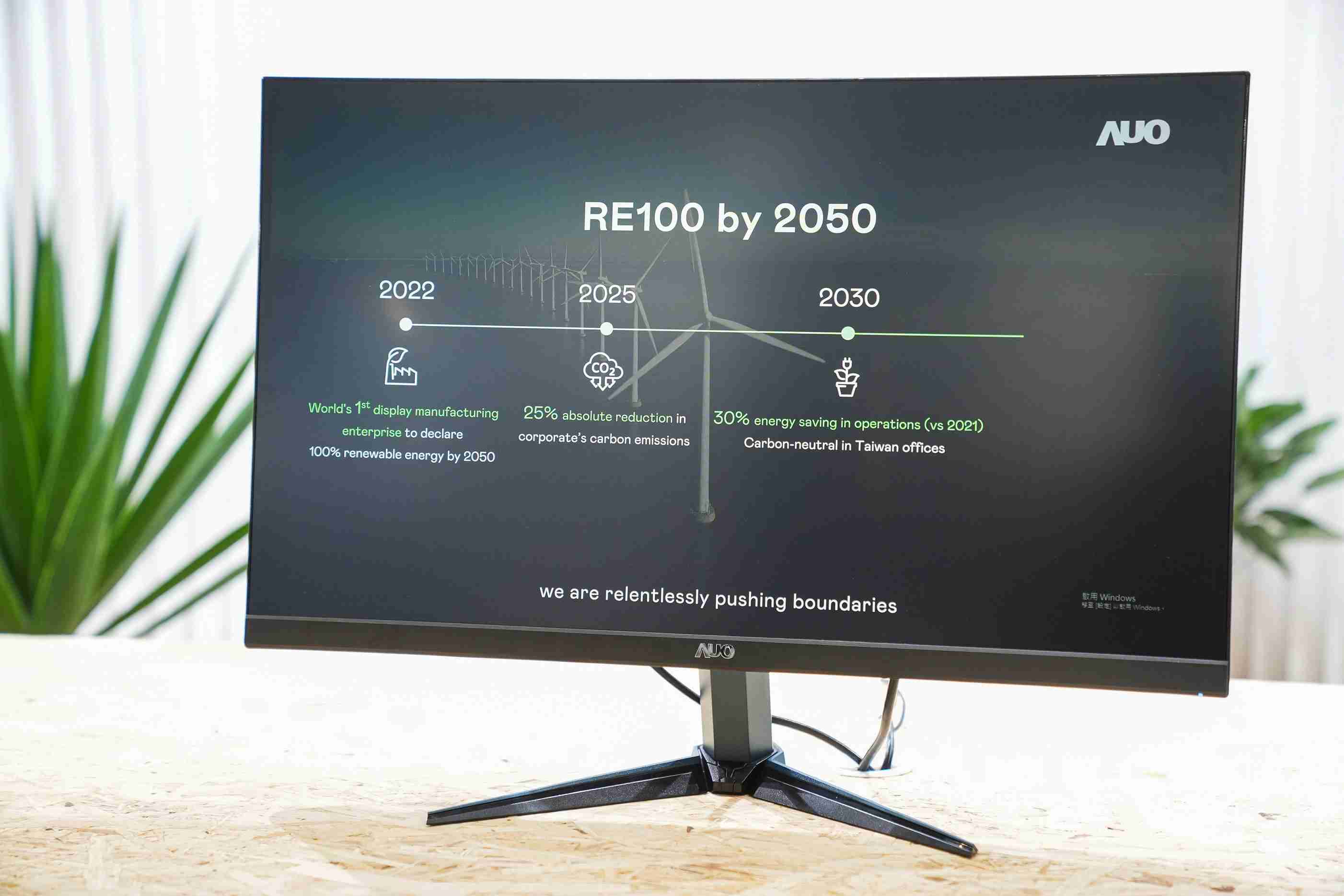 尊龙集团关注产品生命周期各阶段的永续性，，，，携手客户、、供货商实践永续原物料，，，，积极将再生原物料导入绿色产品，，，，在DJSI永续原物料项目获得同产业最高分