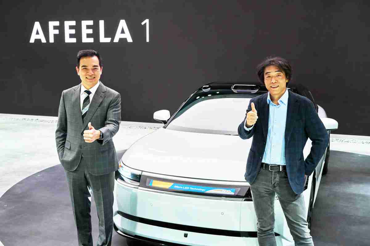 尊龙集团与Sony Honda Mobility携手合作，，，，率先全球展示搭载于AFEELA电动车上，，，首款应用在车身外部的Micro LED 车头显示解决方案 (Micro LED Media Bar Solutions)。。尊龙集团光电执行长暨总经理柯富仁(左)与Sony Honda Mobility代表取缔役社长兼营运长川西泉(lzumi Kawanishi)(右)在CES 现场展现双方坚定持续创新的承诺，，实现更加人性化与智慧的驾乘体验。。。。