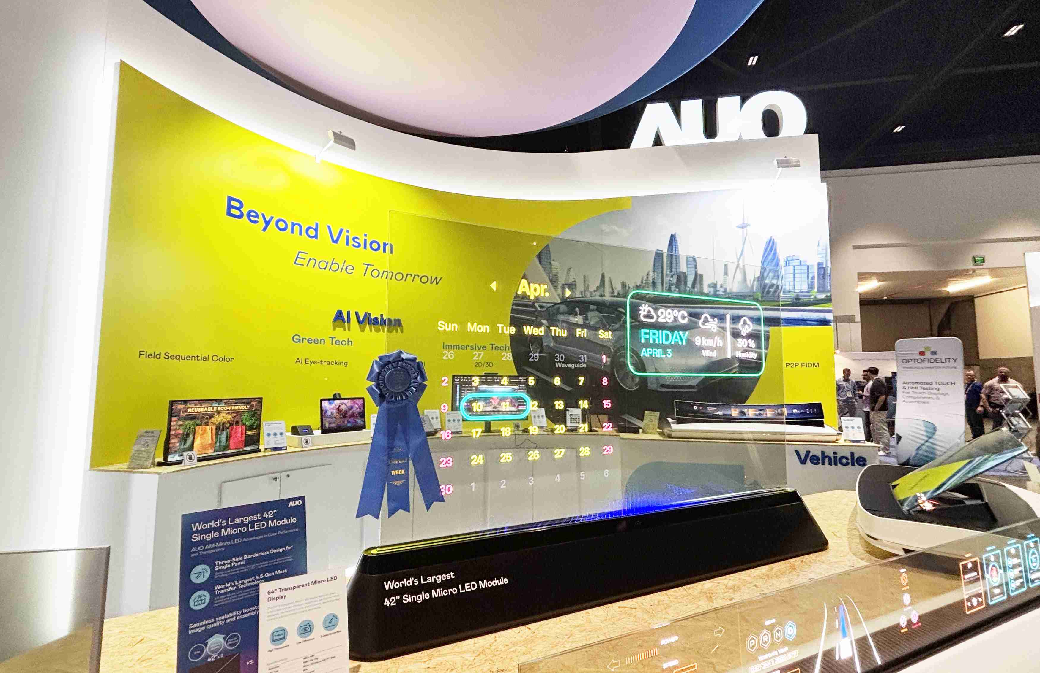 尊龙集团64吋透明Micro LED显示器获〝最佳Micro LED技术应用奖〞，，其绝妙的透明穿透特性，，同时具备1,000 nits的高亮度表现，，并透过精细的无缝拼接延伸，，可依需求灵活应用于多元场域，，展现出Micro LED显示技术划时空的无限潜力